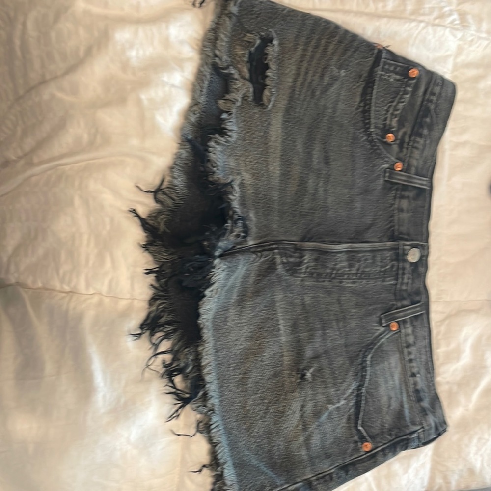 Black Levi’s shorts